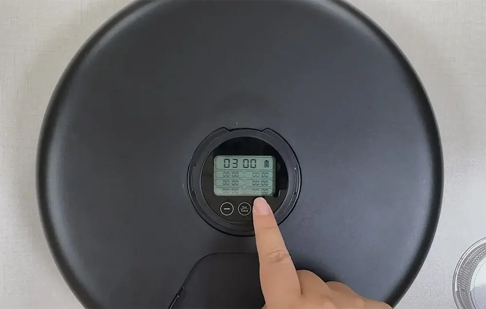 Automatyczny 6-komorowy dozownik karmy Petwant F19L czarny